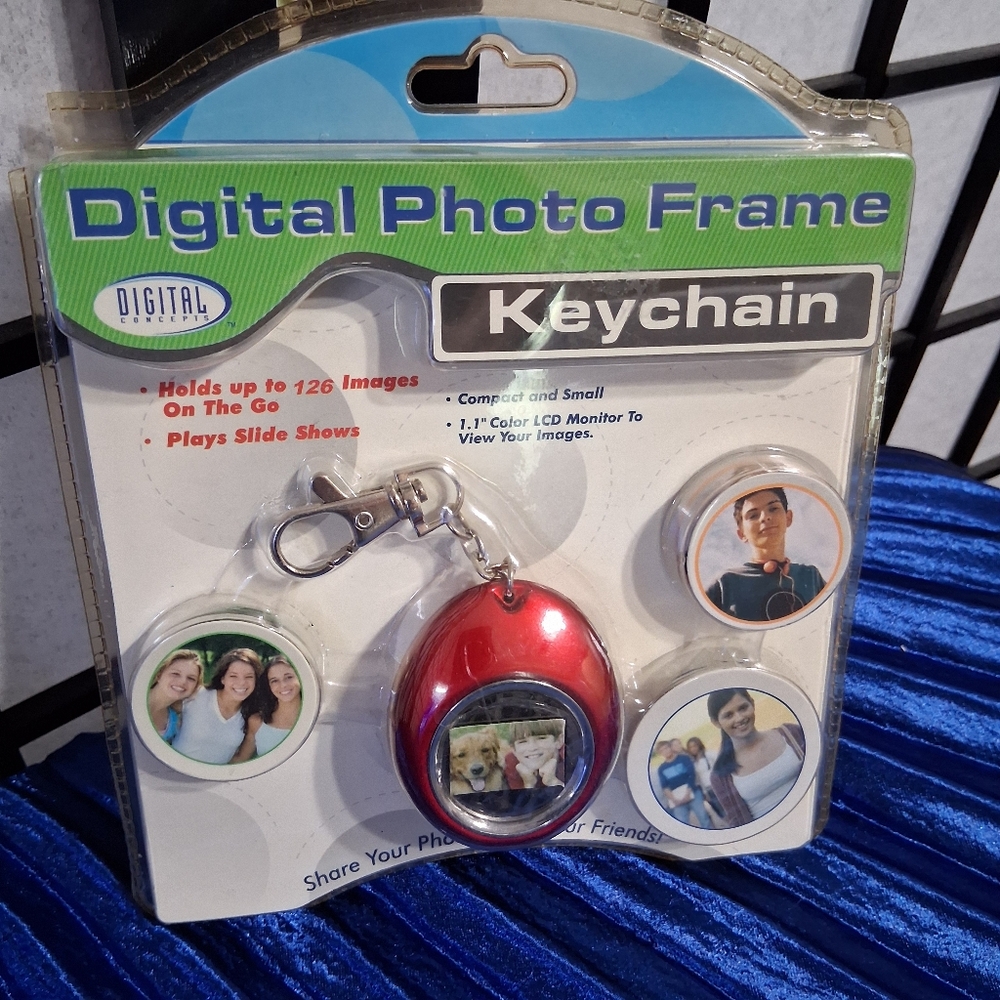 Red Digital Camera with Portable Display - Picture 3 of 12
